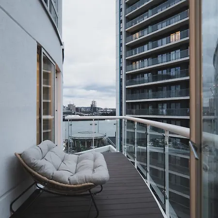 Luxury 2 Bedroom Penthouse With Thrilling Waterfront And Views, Canary Wharf *