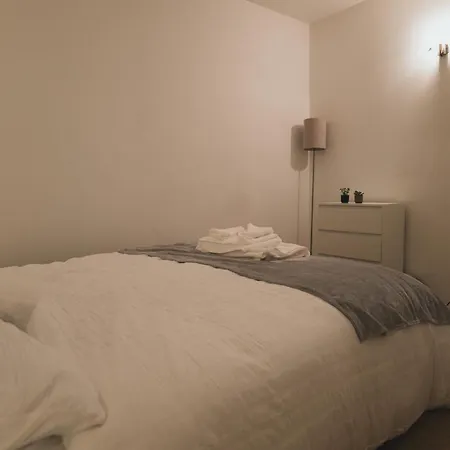 Luxury 2 Bedroom Penthouse With Thrilling Waterfront And Views, Canary Wharf Apartment