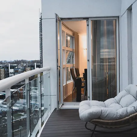 Luxury 2 Bedroom Penthouse With Thrilling Waterfront And Views, Canary Wharf Apartment *