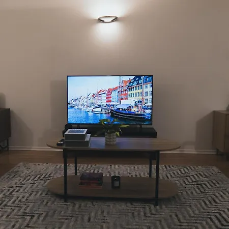 Luxury 2 Bedroom Penthouse With Thrilling Waterfront And Views, Canary Wharf Apartment