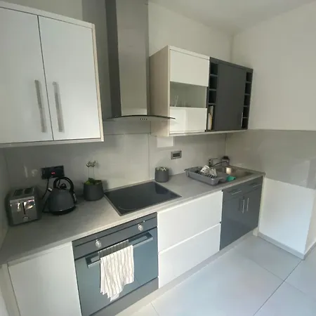 Lovely Spacious 2 Bed London