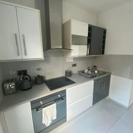 Lovely Spacious 2 Bed London