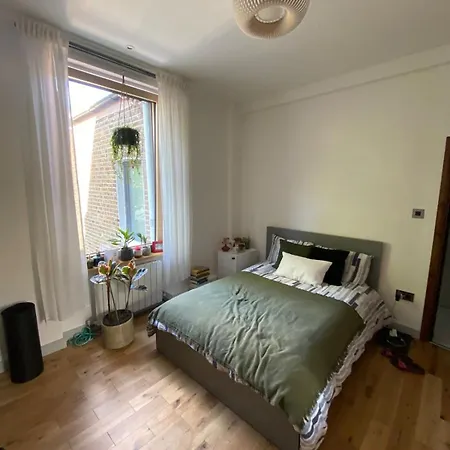 Lovely Spacious 2 Bed Apartment *