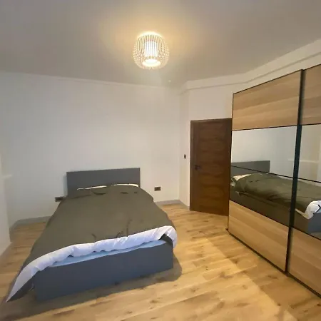 Lovely Spacious 2 Bed Apartment *