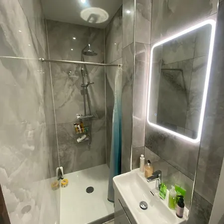 Apartment Lovely Spacious 2 Bed London
