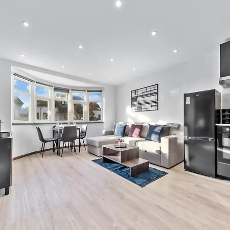Modern 1 Bed Flat - Near Station -
