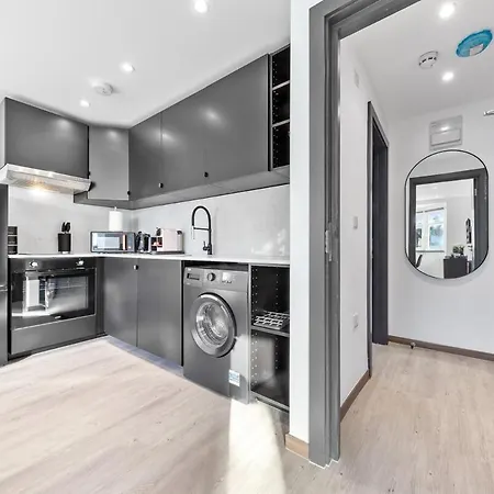 Modern 1 Bed Flat - Near Station - Apartment *