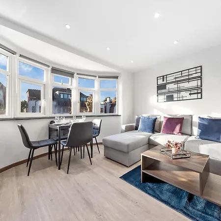 Modern 1 Bed Flat - Near Station - *