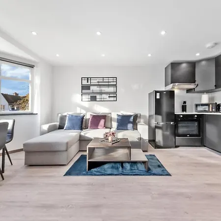 Modern 1 Bed Flat - Near Station - London
