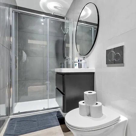 Modern 1 Bed Flat - Near Station - London
