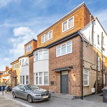 Modern 1 Bed Flat - Near Station -