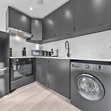 Apartment Modern 1 Bed Flat - Near Station - *