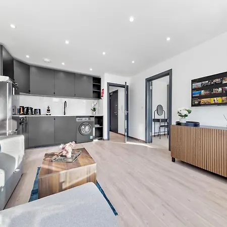 Modern 1 Bed Flat - Near Station -