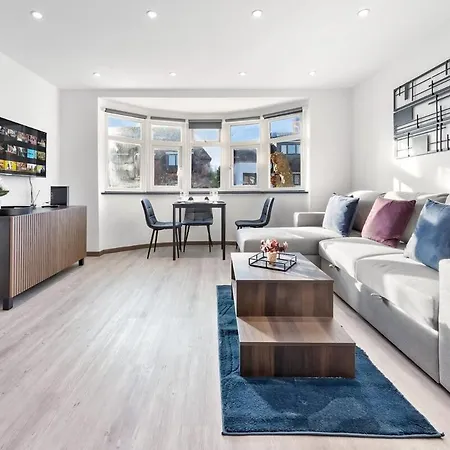 Modern 1 Bed Flat - Near Station - *