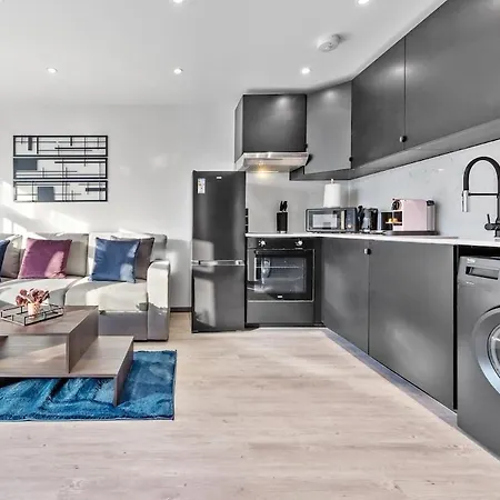 Modern 1 Bed Flat - Near Station - London