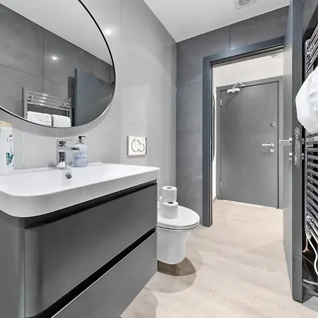 Modern 1 Bed Flat - Near Station - * London