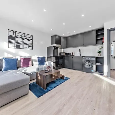Modern 1 Bed Flat - Near Station -