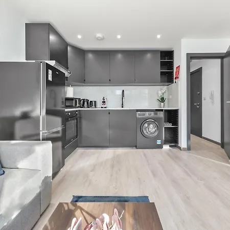 Apartment Modern 1 Bed Flat - Near Station - *