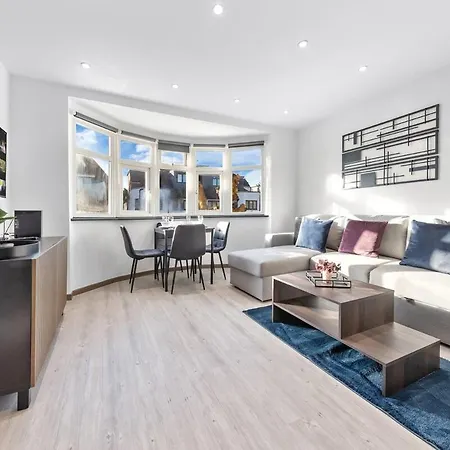 Modern 1 Bed Flat - Near Station -
