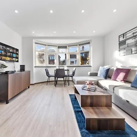 Apartment Modern 1 Bed Flat - Near Station - *