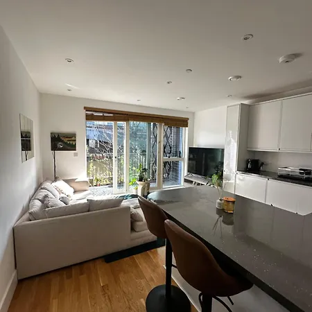 Bright Modern Flat With Canal View Apartment London
