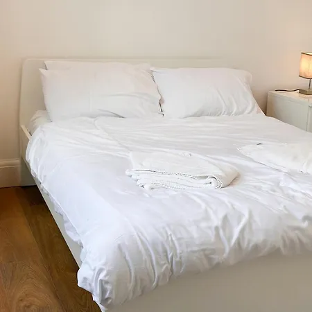 Beautiful In North London Apartment *