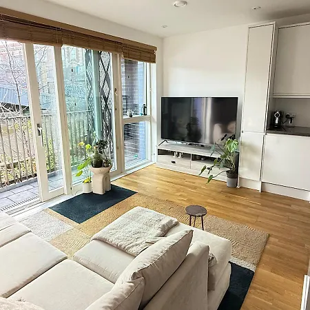 Bright Modern Flat With Canal View Apartment