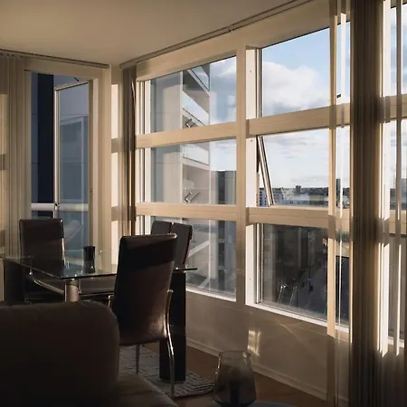 Luxury 2 Bedroom Penthouse With Thrilling Waterfront And Views, Canary Wharf Lägenhet London