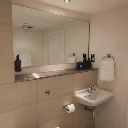 Luxury 2 Bedroom Penthouse With Thrilling Waterfront And Views, Canary Wharf Lägenhet London