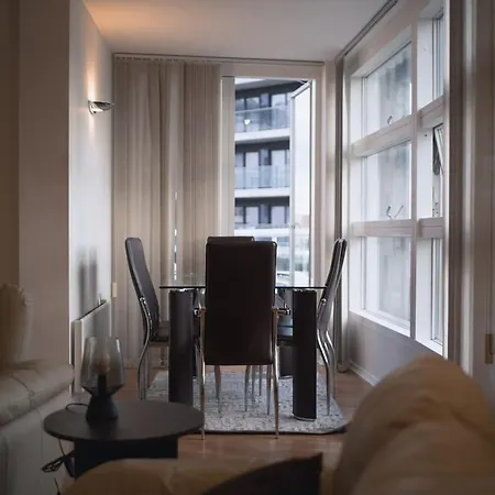 Luxury 2 Bedroom Penthouse With Thrilling Waterfront And Views, Canary Wharf Apartment London