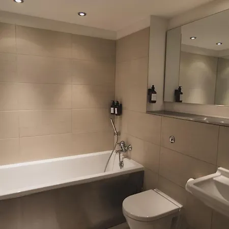 Luxury 2 Bedroom Penthouse With Thrilling Waterfront And Views, Canary Wharf Apartment *