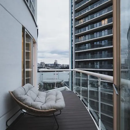 Apartment Luxury 2 Bedroom Penthouse With Thrilling Waterfront And Views, Canary Wharf *