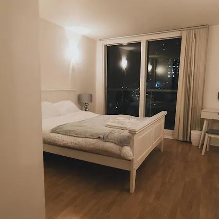 Luxury 2 Bedroom Penthouse With Thrilling Waterfront And Views, Canary Wharf Apartment London