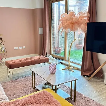 The Pink Perfect Place Apartment Abbey Wood