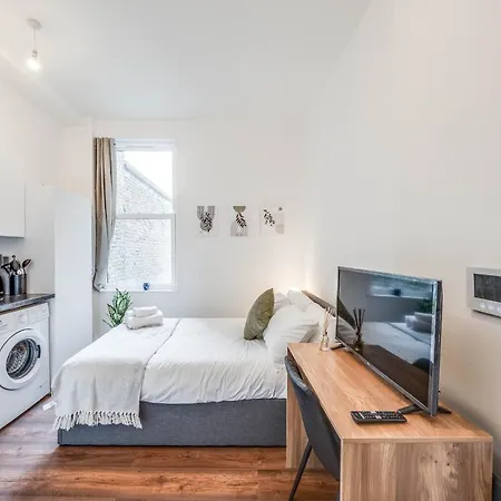 Apartment Camberwell High Spec 6-studio Unit Block