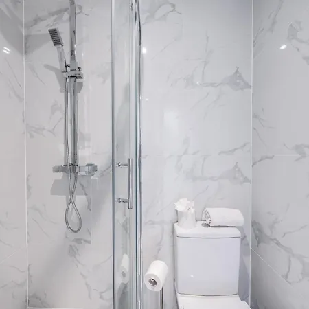 Apartment Camberwell High Spec 6-studio Unit Block