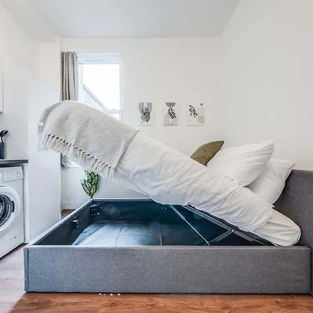 Camberwell High Spec 6-studio Unit Block Apartment *