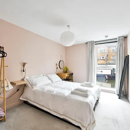 Hidden Gem On Grand Union Canal Apartment London