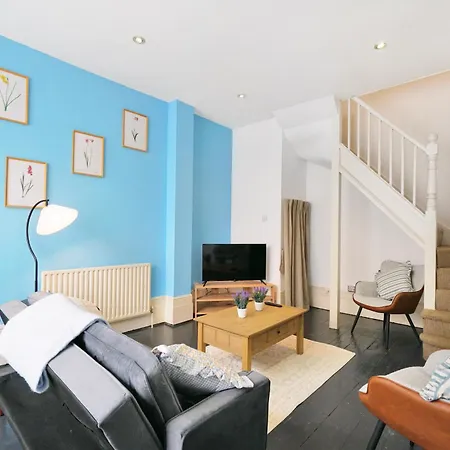 Charming House Short Walk To Richmond Station Holiday home *