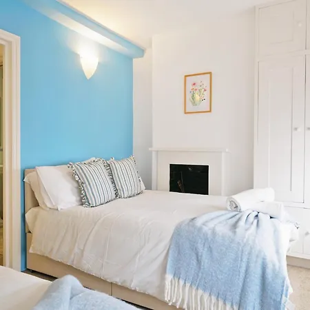 Charming House Short Walk To Richmond Station Holiday home *