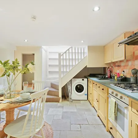 Charming House Short Walk To Richmond Station * Richmond (Greater London)