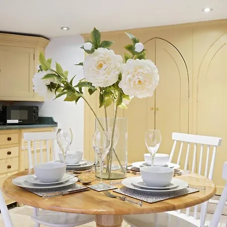 Charming House Short Walk To Richmond Station Holiday home *