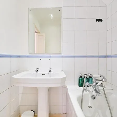 Charming House Short Walk To Richmond Station Holiday home Richmond (Greater London)