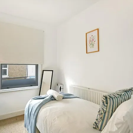 Charming House Short Walk To Richmond Station * Richmond (Greater London)