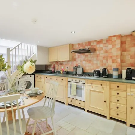 Holiday home Charming House Short Walk To Richmond Station *