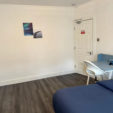 Big & Spacious 5 Bedroom House In London
