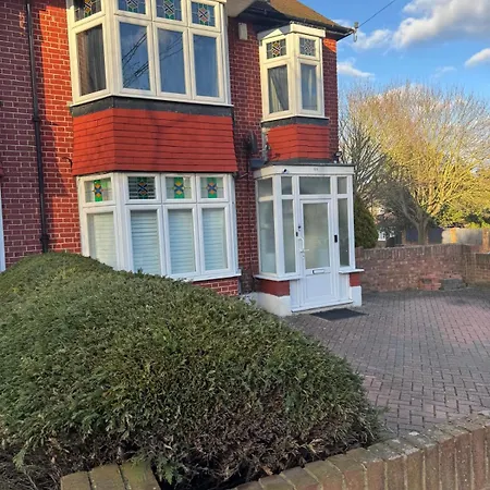 Big & Spacious 5 Bedroom House In London *