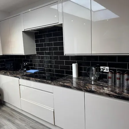 Big & Spacious 5 Bedroom House In London *