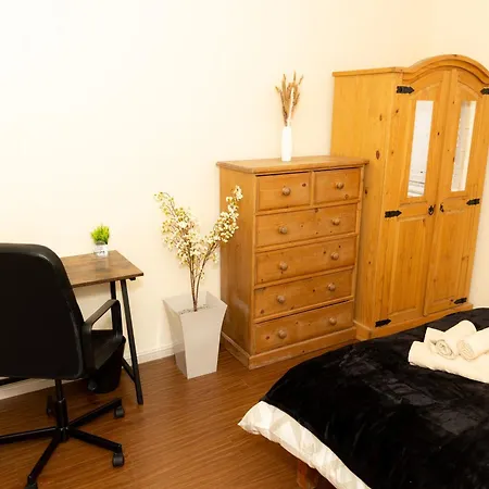 Cosy Turkey Oak Flat In Hackney *