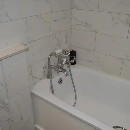 One Bedroom Flat Apartment *